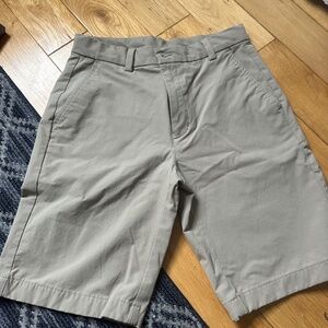 Vineyard vine performance shorts khaki